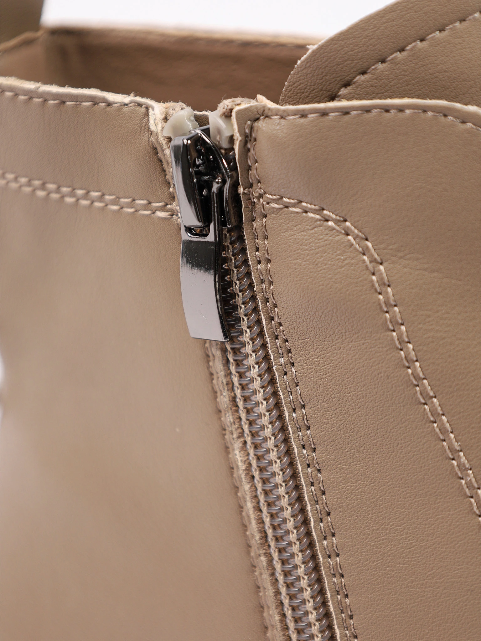 Ботинки бежевого цвета с эластичной вставкой спереди